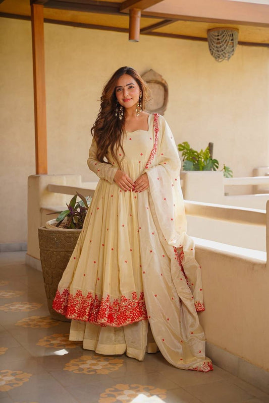 Robe de travail brodée en georgette fleurie artificielle avec de riches paillettes