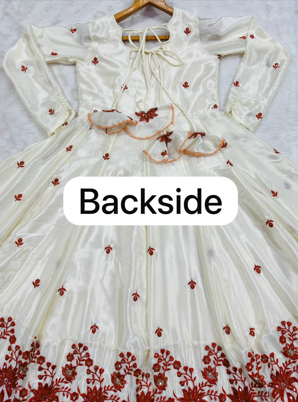 Robe de travail brodée en georgette fleurie artificielle avec de riches paillettes
