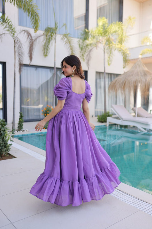 Robe de travail brodée en georgette fleurie artificielle avec de riches paillettes