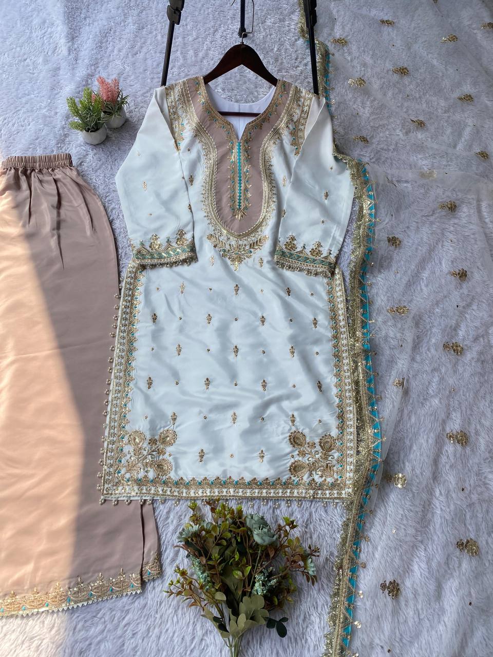 Kleid aus Georgette-Imitat mit üppiger Paillettenstickerei