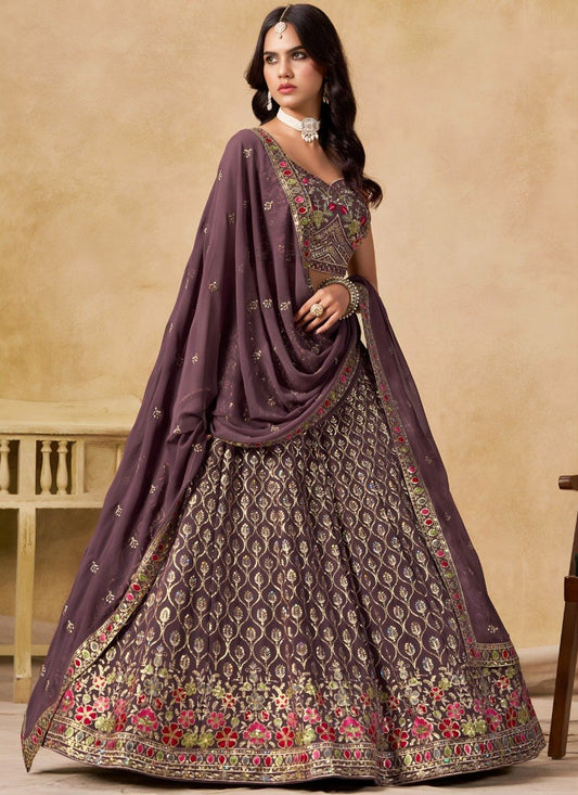Sehen Sie umwerfend aus in diesem wunderschönen cremefarbenen Lehenga-Set