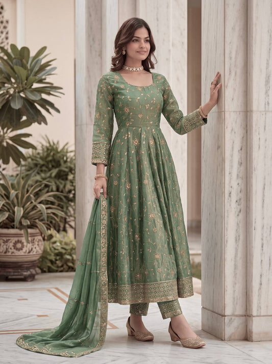 Robe de travail brodée en georgette fleurie artificielle avec de riches paillettes