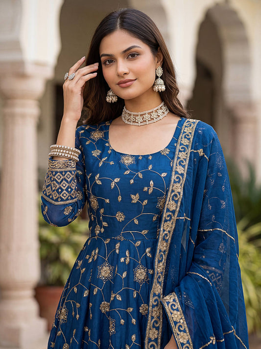 Robe de travail brodée en georgette fleurie artificielle avec de riches paillettes
