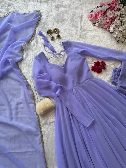 Robe de travail brodée en georgette fleurie artificielle avec de riches paillettes
