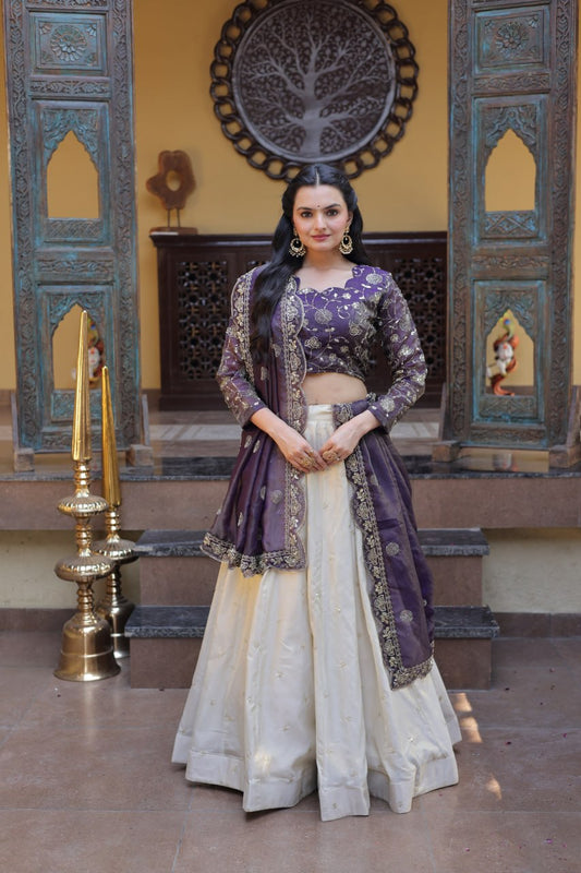 Einführung eines 4 Meter ausgestellten Lehenga mit Paillettenstickerei und Cut-Work