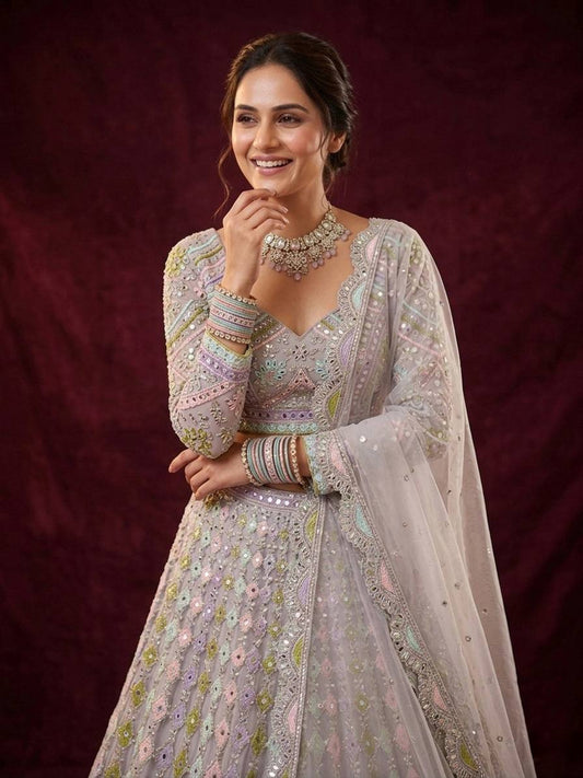 Einführung eines 4 Meter ausgestellten Lehenga mit echter Spiegelstickerei und Pailletten
