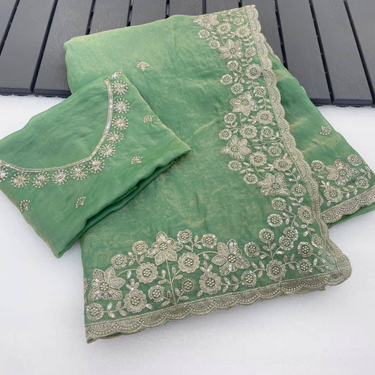 Suche jemanden für einen schönen Sari in der gleichen Farbe