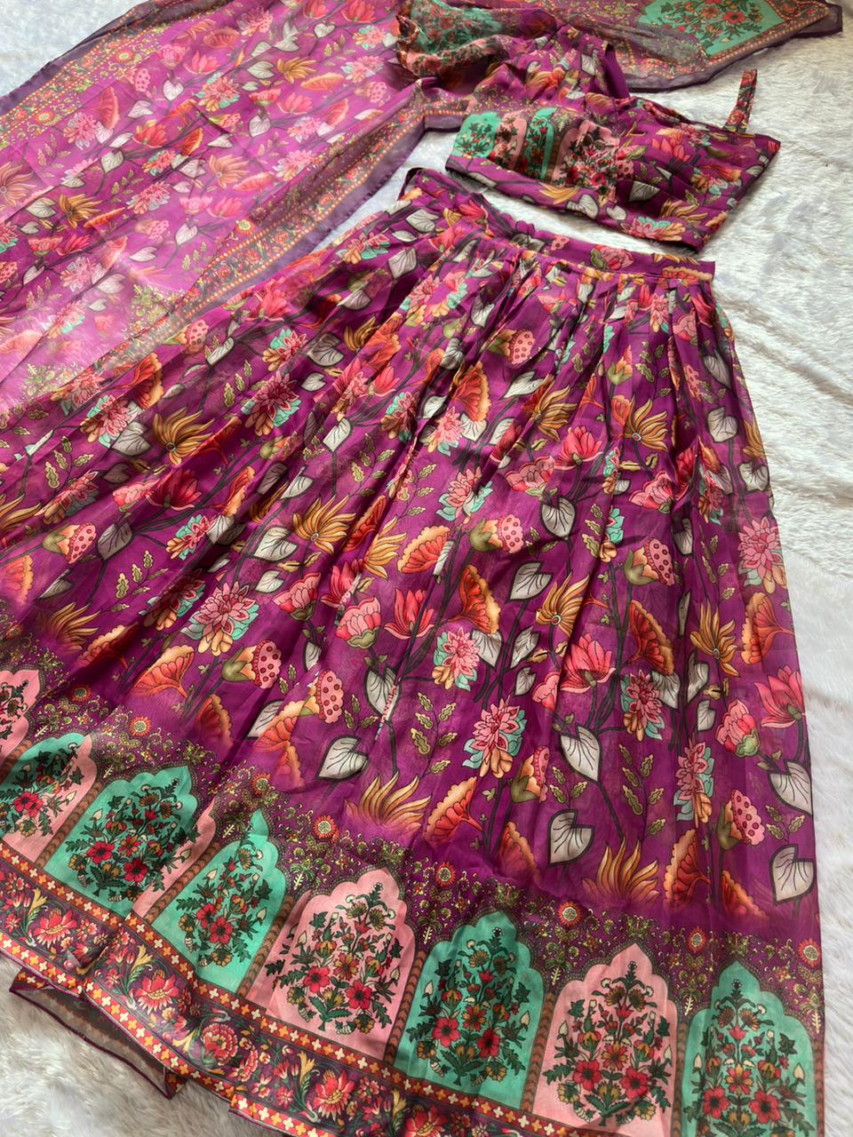 Sehen Sie umwerfend aus in diesem wunderschönen cremefarbenen Lehenga-Set