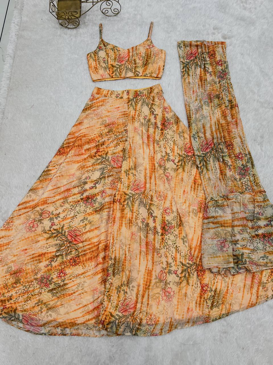 Arbeitsanzug aus schwerer Vichitra-Seide mit Stickereien