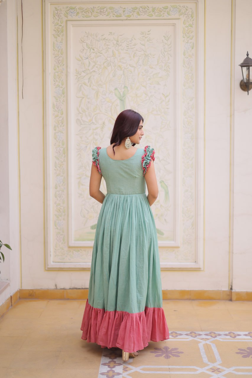 Kleid aus Georgette-Imitat mit üppiger Paillettenstickerei