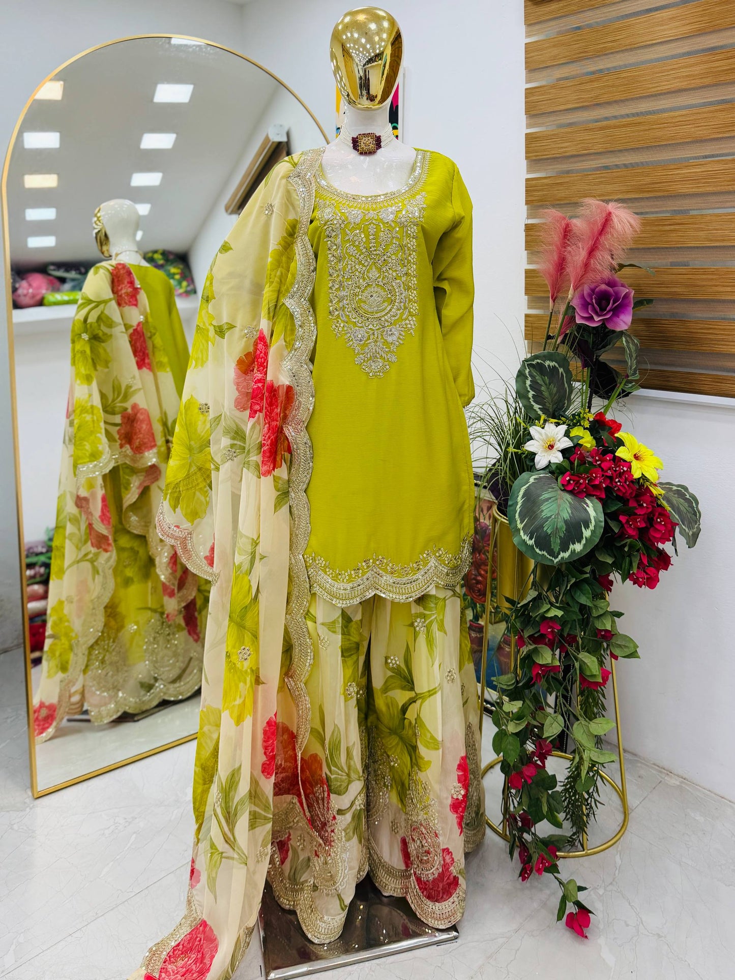 Kleid aus Georgette-Imitat mit üppiger Paillettenstickerei