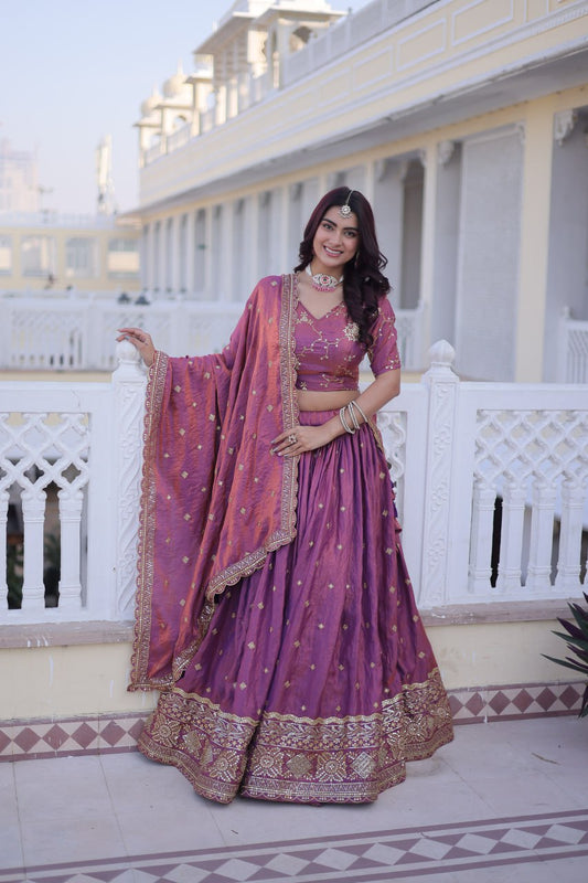 Sehen Sie umwerfend aus in diesem wunderschönen cremefarbenen Lehenga-Set