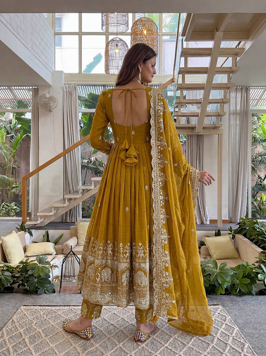 Royal Anarkali that speaks elegance in every thread gown