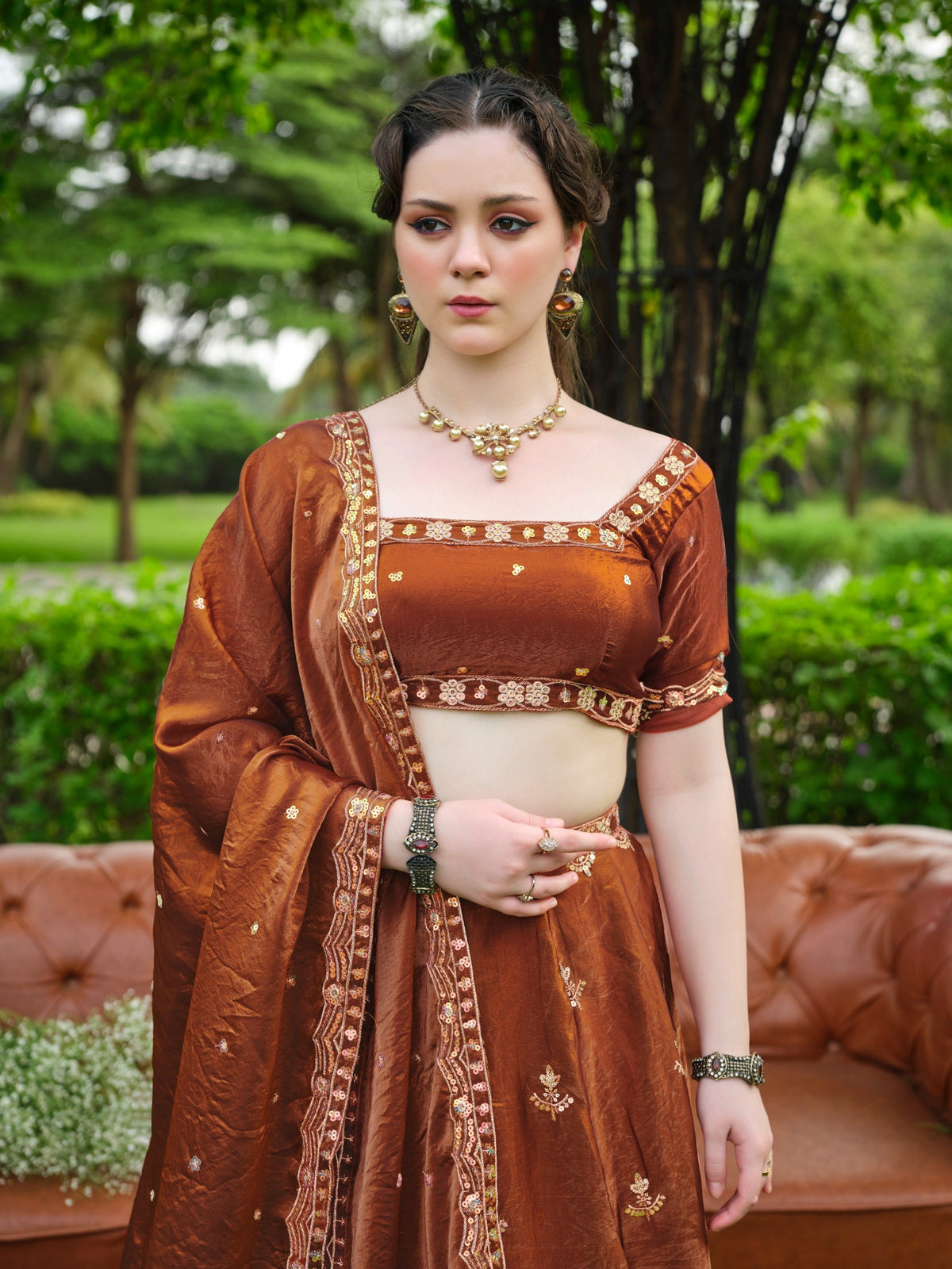 Sehen Sie umwerfend aus in diesem wunderschönen cremefarbenen Lehenga-Set