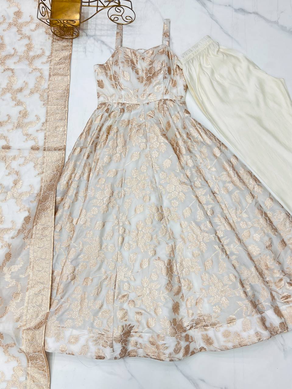 Kleid aus Georgette-Imitat mit üppiger Paillettenstickerei