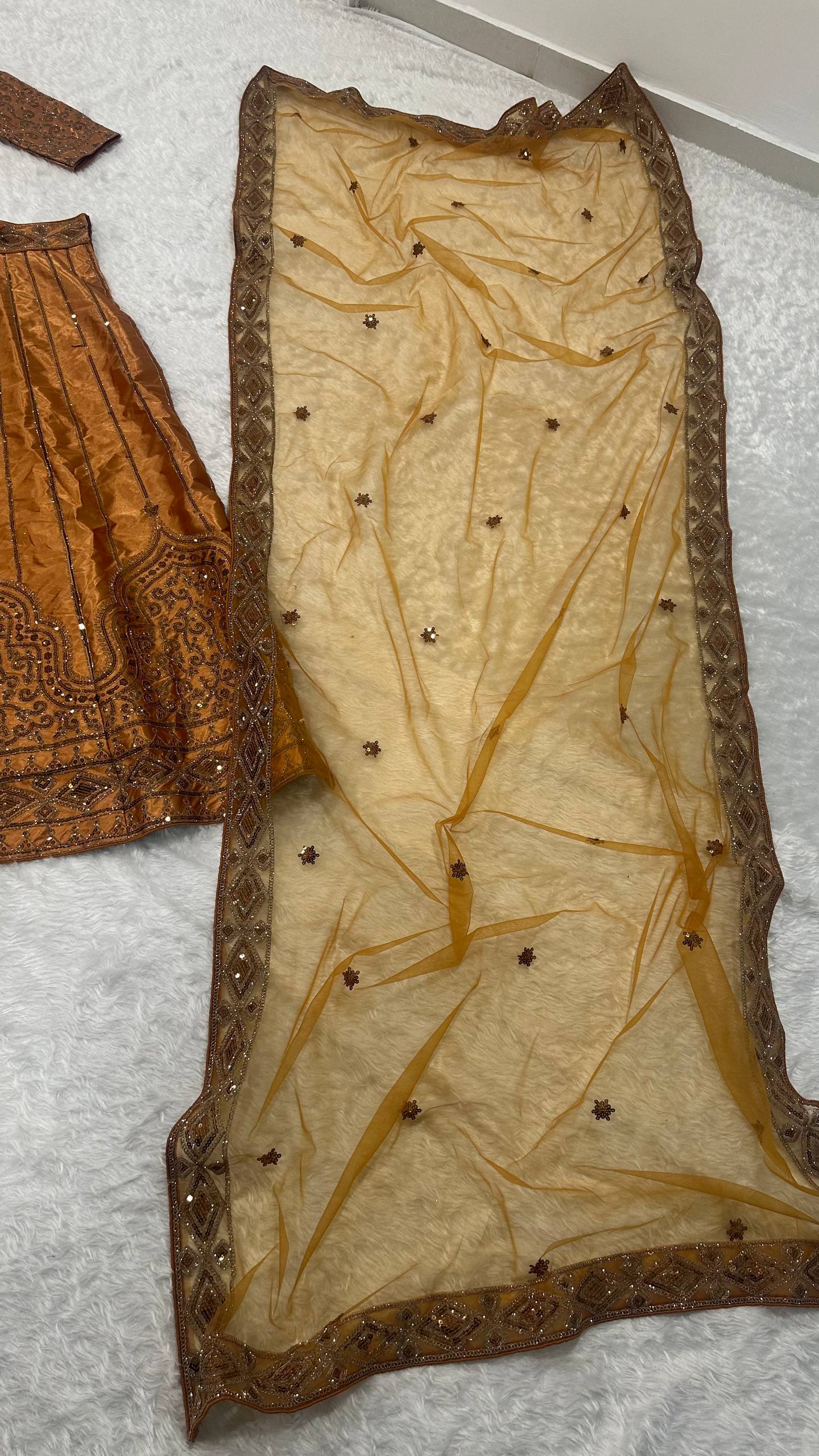 Sehen Sie umwerfend aus in diesem wunderschönen cremefarbenen Lehenga-Set