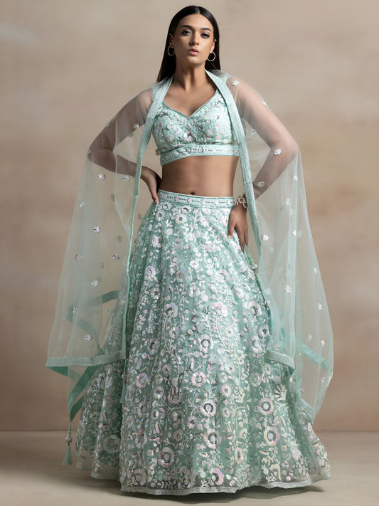 Sehen Sie umwerfend aus in diesem wunderschönen cremefarbenen Lehenga-Set