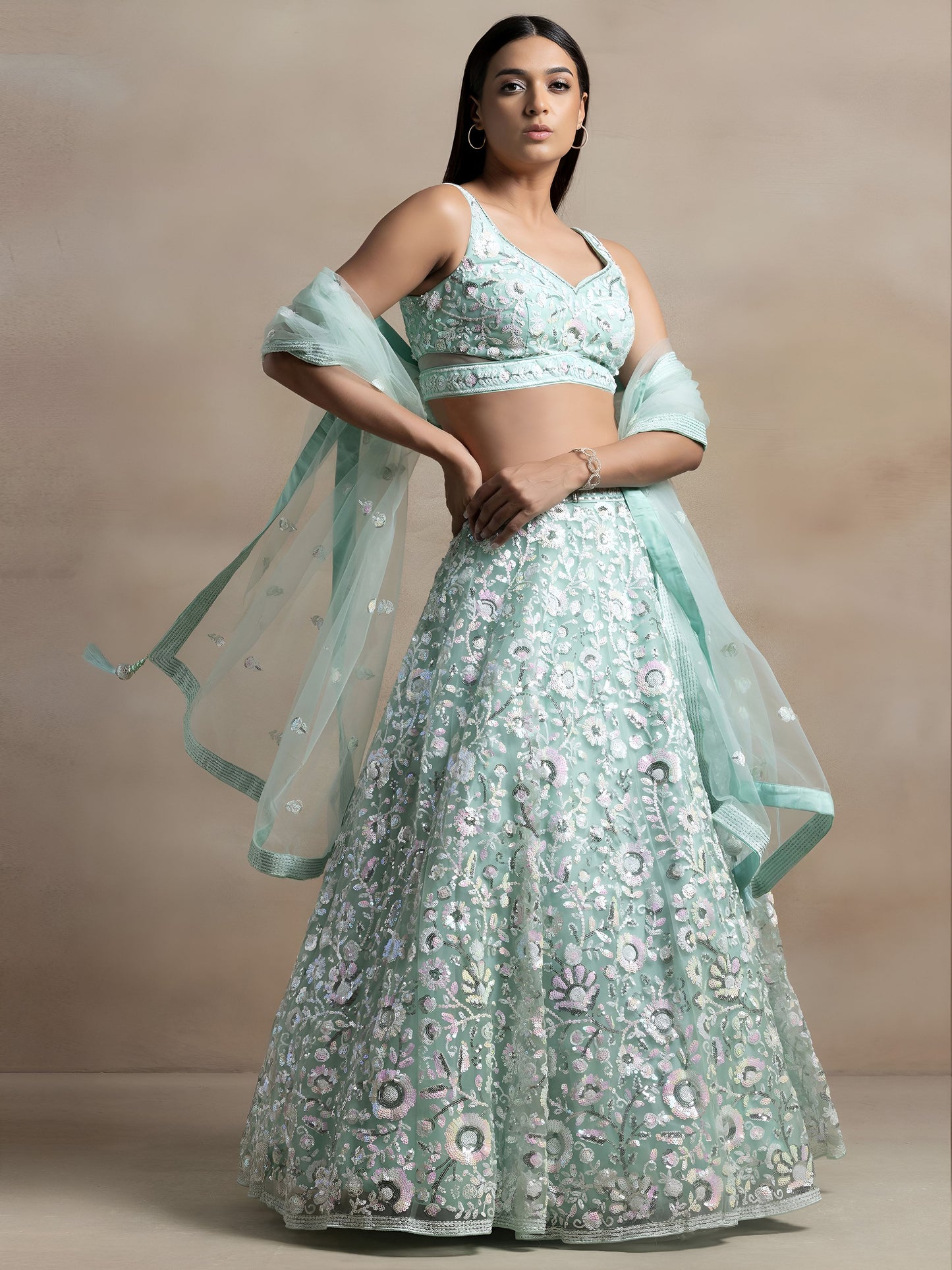 Sehen Sie umwerfend aus in diesem wunderschönen cremefarbenen Lehenga-Set