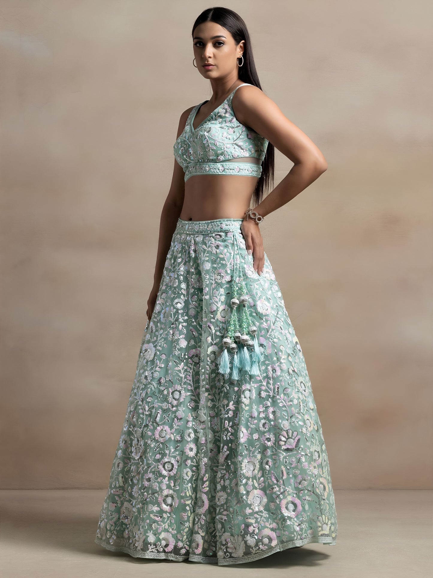 Sehen Sie umwerfend aus in diesem wunderschönen cremefarbenen Lehenga-Set