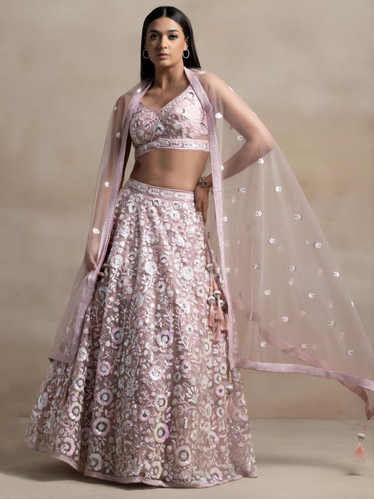 Sehen Sie umwerfend aus in diesem wunderschönen cremefarbenen Lehenga-Set