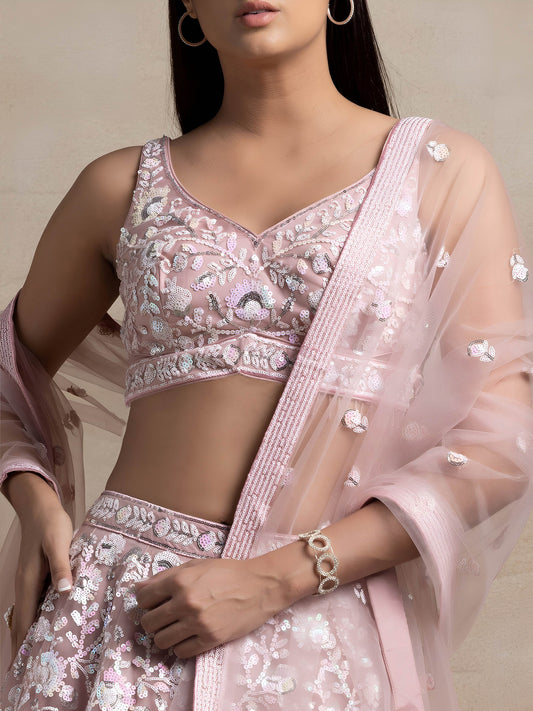 Sehen Sie umwerfend aus in diesem wunderschönen cremefarbenen Lehenga-Set