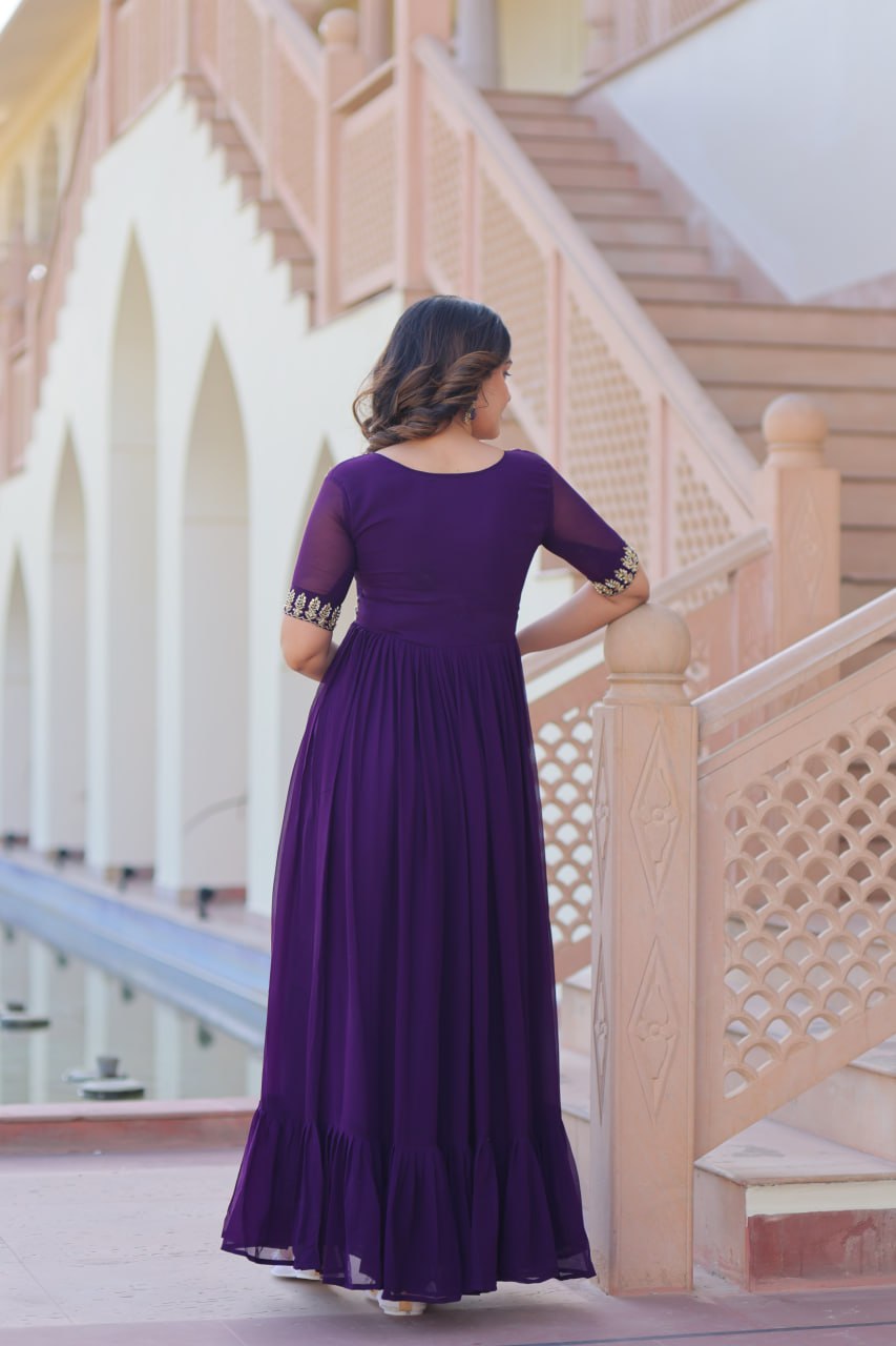 Kleid aus Georgette-Imitat mit üppiger Paillettenstickerei