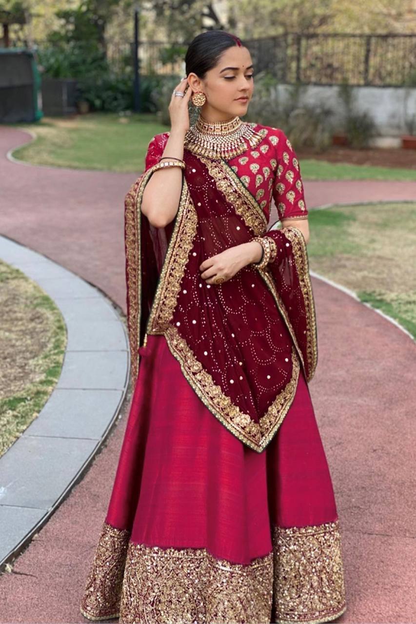 Sehen Sie umwerfend aus in diesem wunderschönen cremefarbenen Lehenga-Set