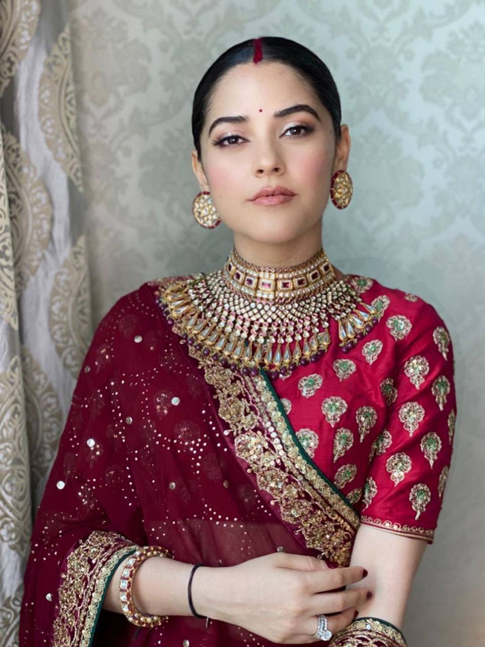 Sehen Sie umwerfend aus in diesem wunderschönen cremefarbenen Lehenga-Set