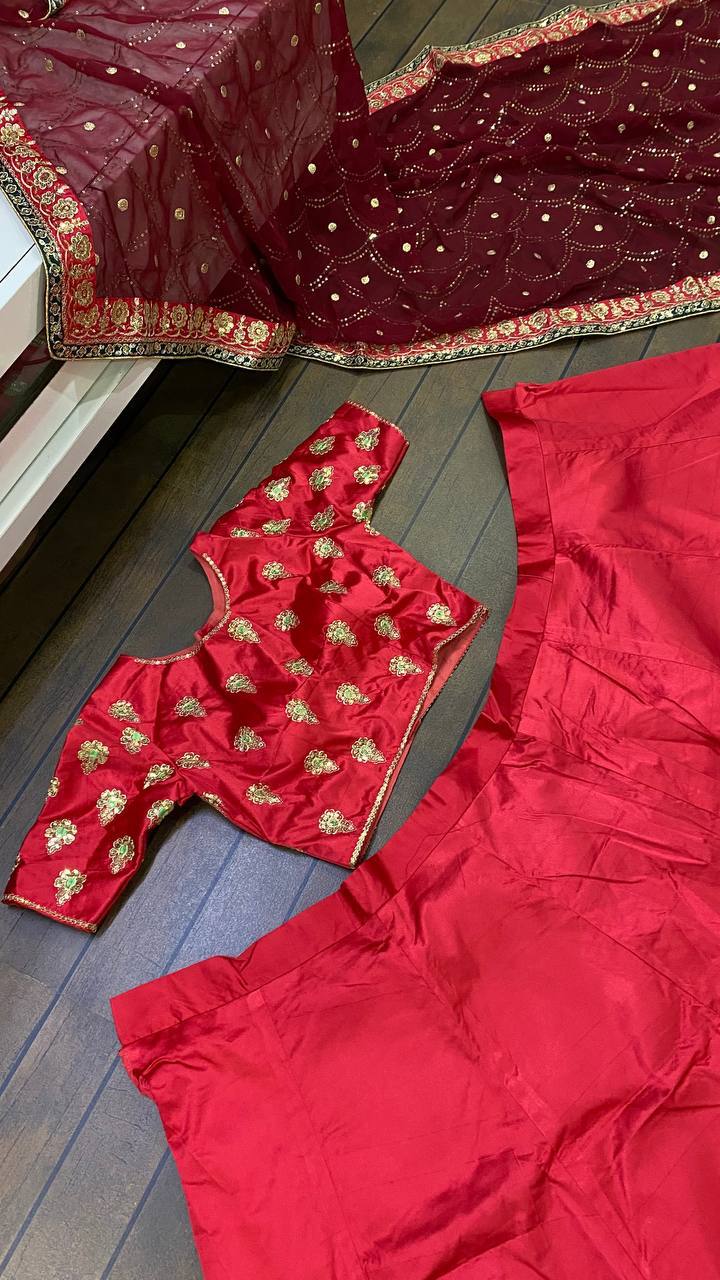 Sehen Sie umwerfend aus in diesem wunderschönen cremefarbenen Lehenga-Set