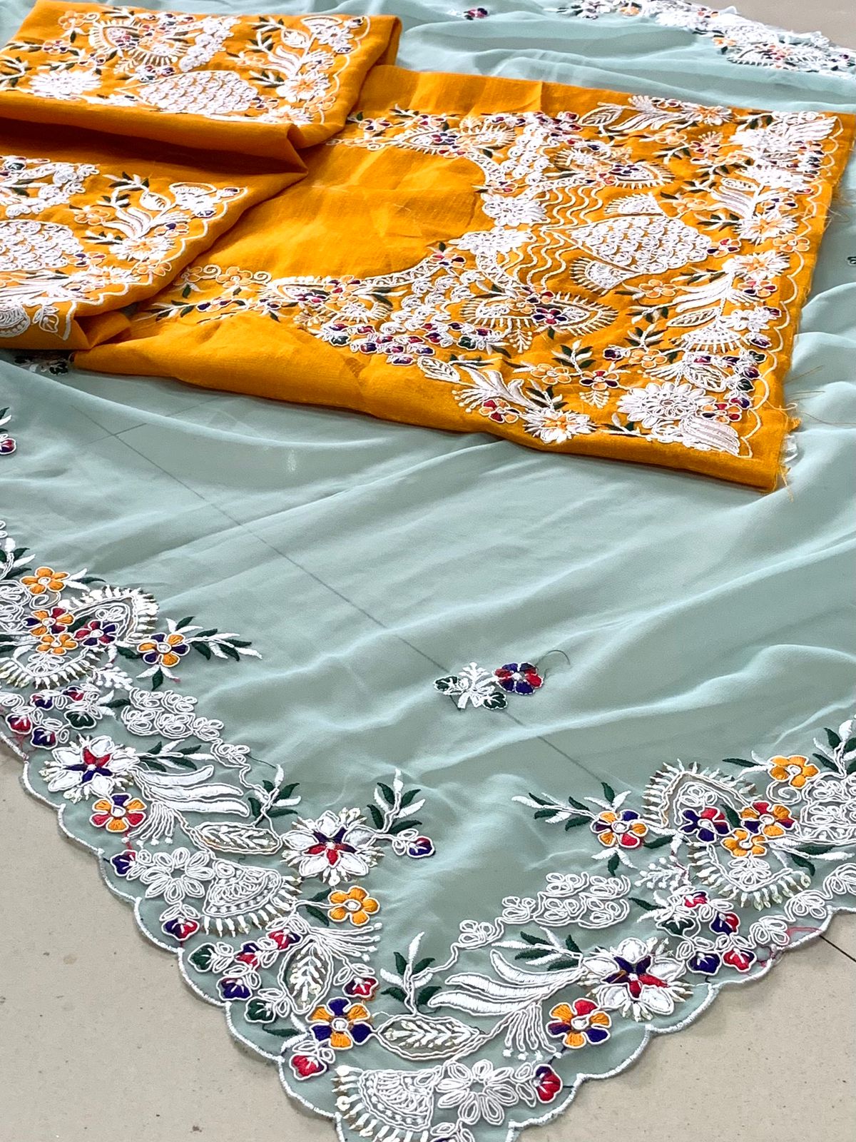 Zari-Jacquard-Bordüre mit Zari-Futter im vollen Sari