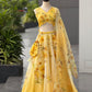 Sehen Sie umwerfend aus in diesem wunderschönen cremefarbenen Lehenga-Set