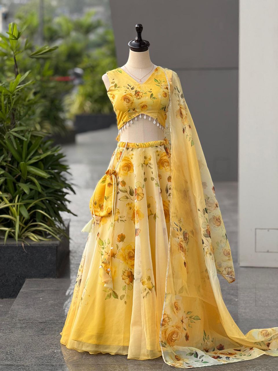 Sehen Sie umwerfend aus in diesem wunderschönen cremefarbenen Lehenga-Set
