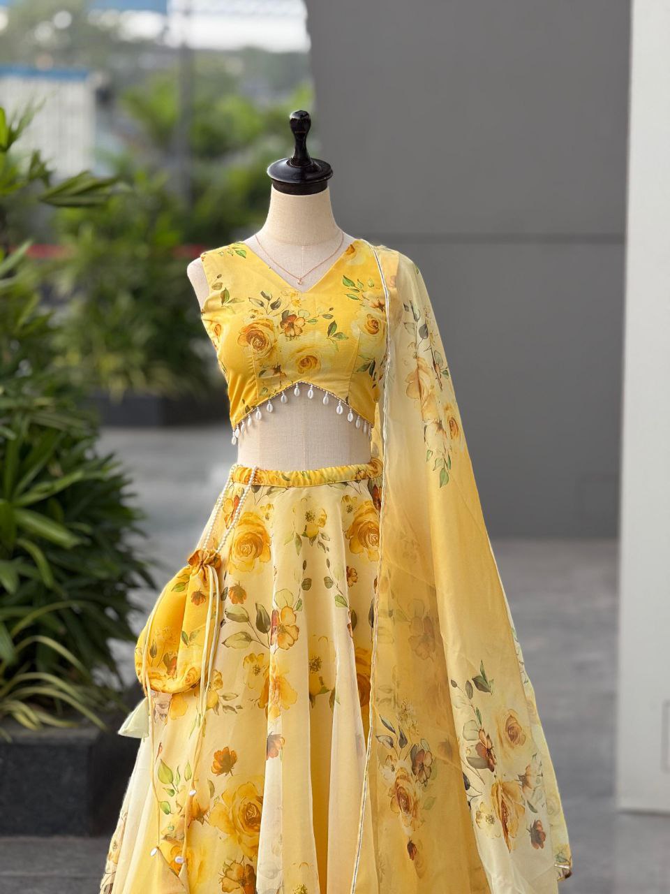 Sehen Sie umwerfend aus in diesem wunderschönen cremefarbenen Lehenga-Set