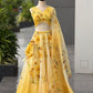 Sehen Sie umwerfend aus in diesem wunderschönen cremefarbenen Lehenga-Set