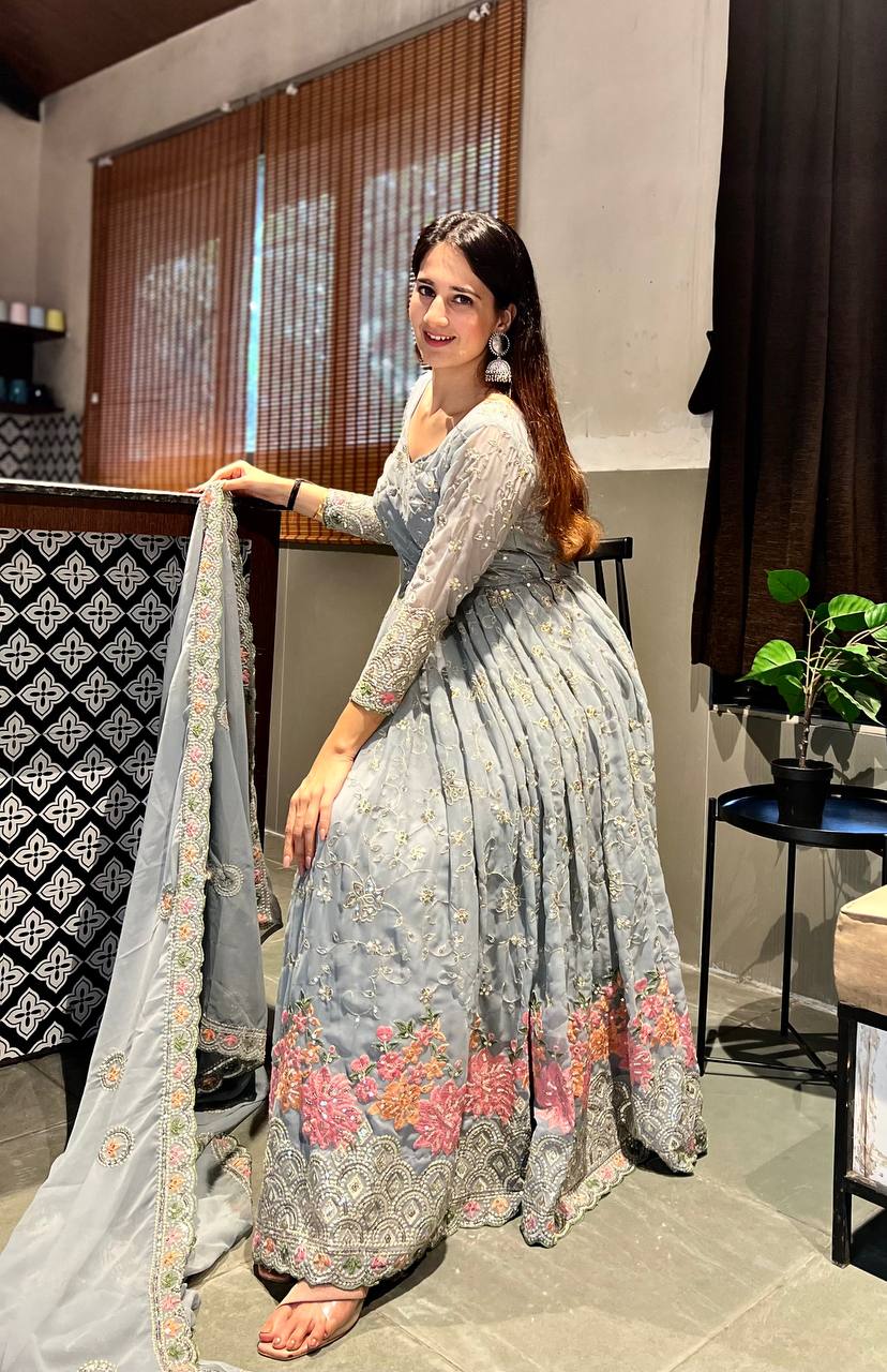 Presenting New Đěsigner Anarkali Suit In New Fancy Style