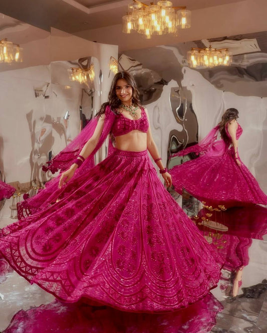 Sehen Sie umwerfend aus in diesem wunderschönen cremefarbenen Lehenga-Set