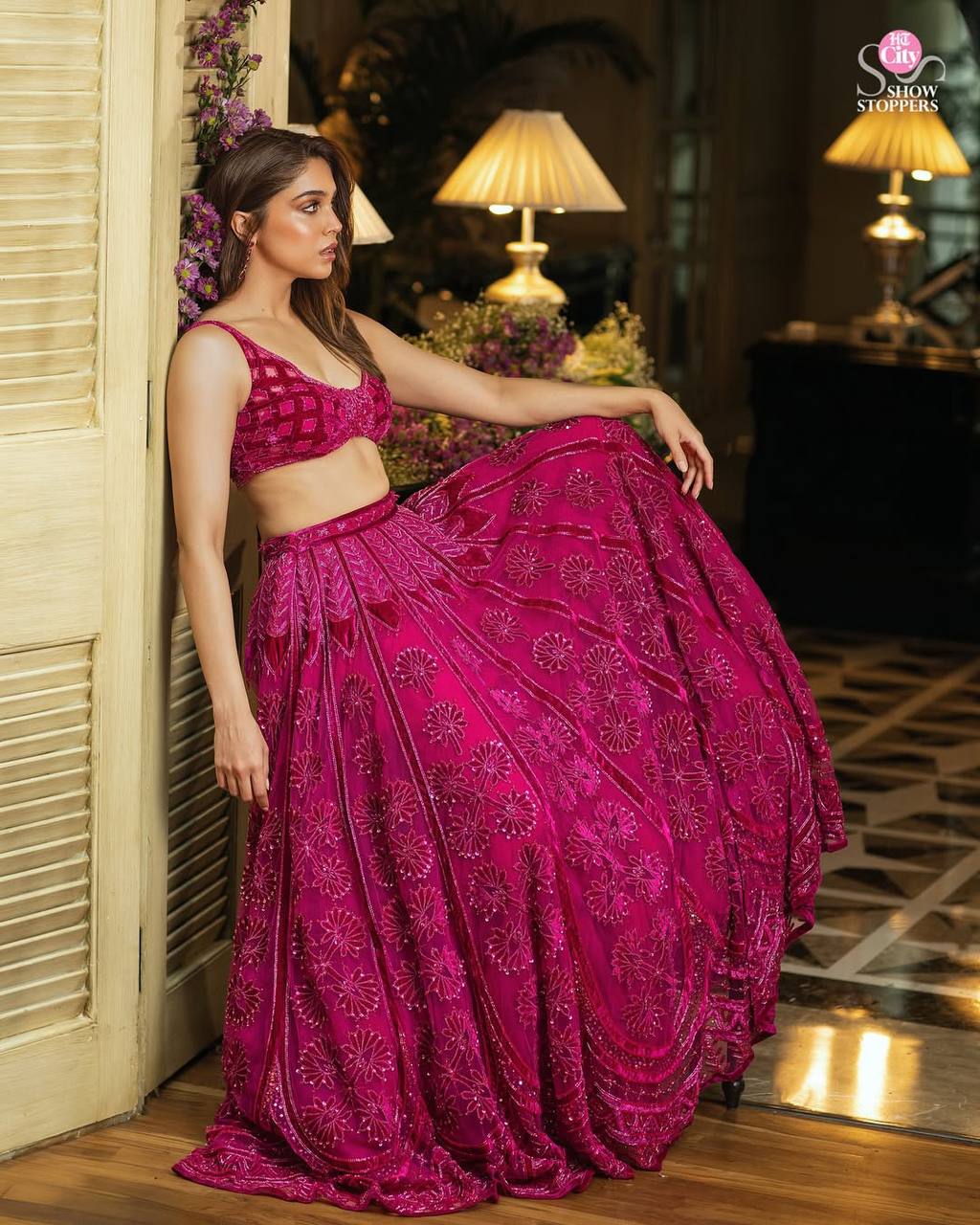 Sehen Sie umwerfend aus in diesem wunderschönen cremefarbenen Lehenga-Set
