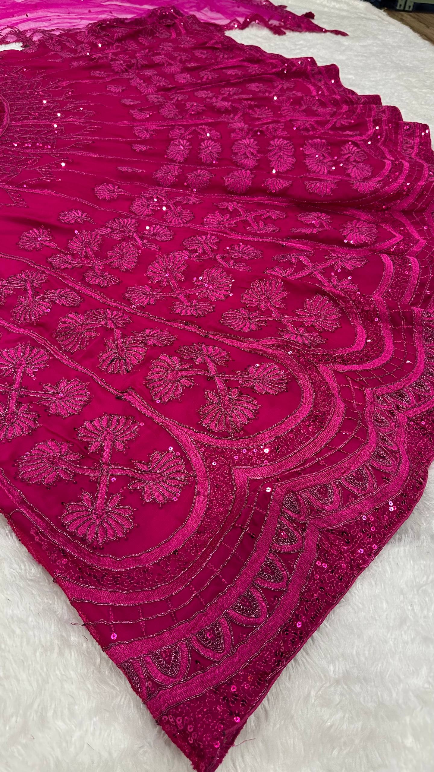 Sehen Sie umwerfend aus in diesem wunderschönen cremefarbenen Lehenga-Set