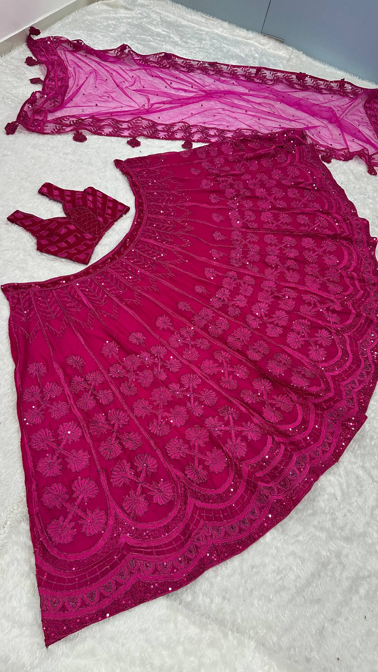 Sehen Sie umwerfend aus in diesem wunderschönen cremefarbenen Lehenga-Set