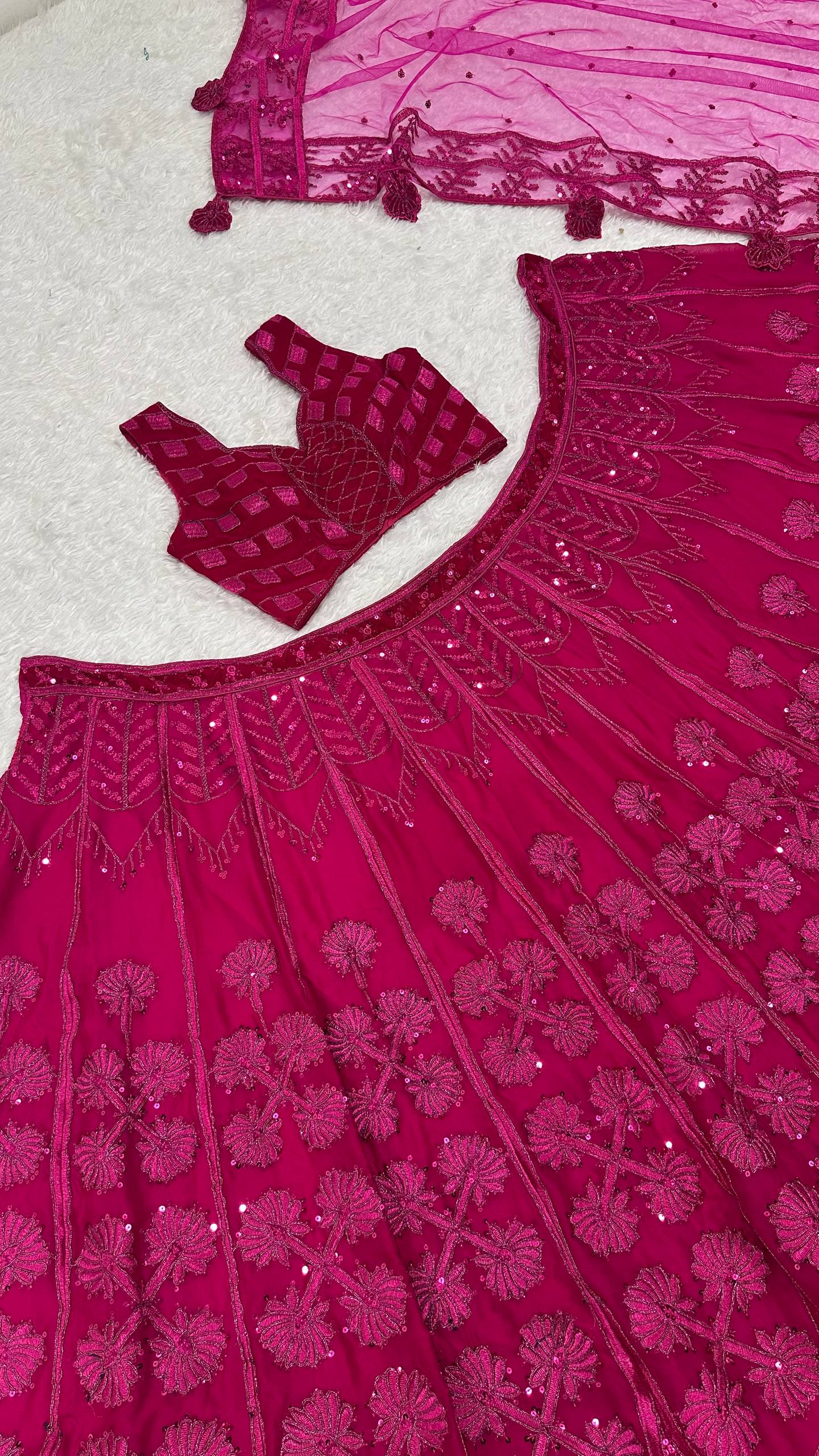 Sehen Sie umwerfend aus in diesem wunderschönen cremefarbenen Lehenga-Set