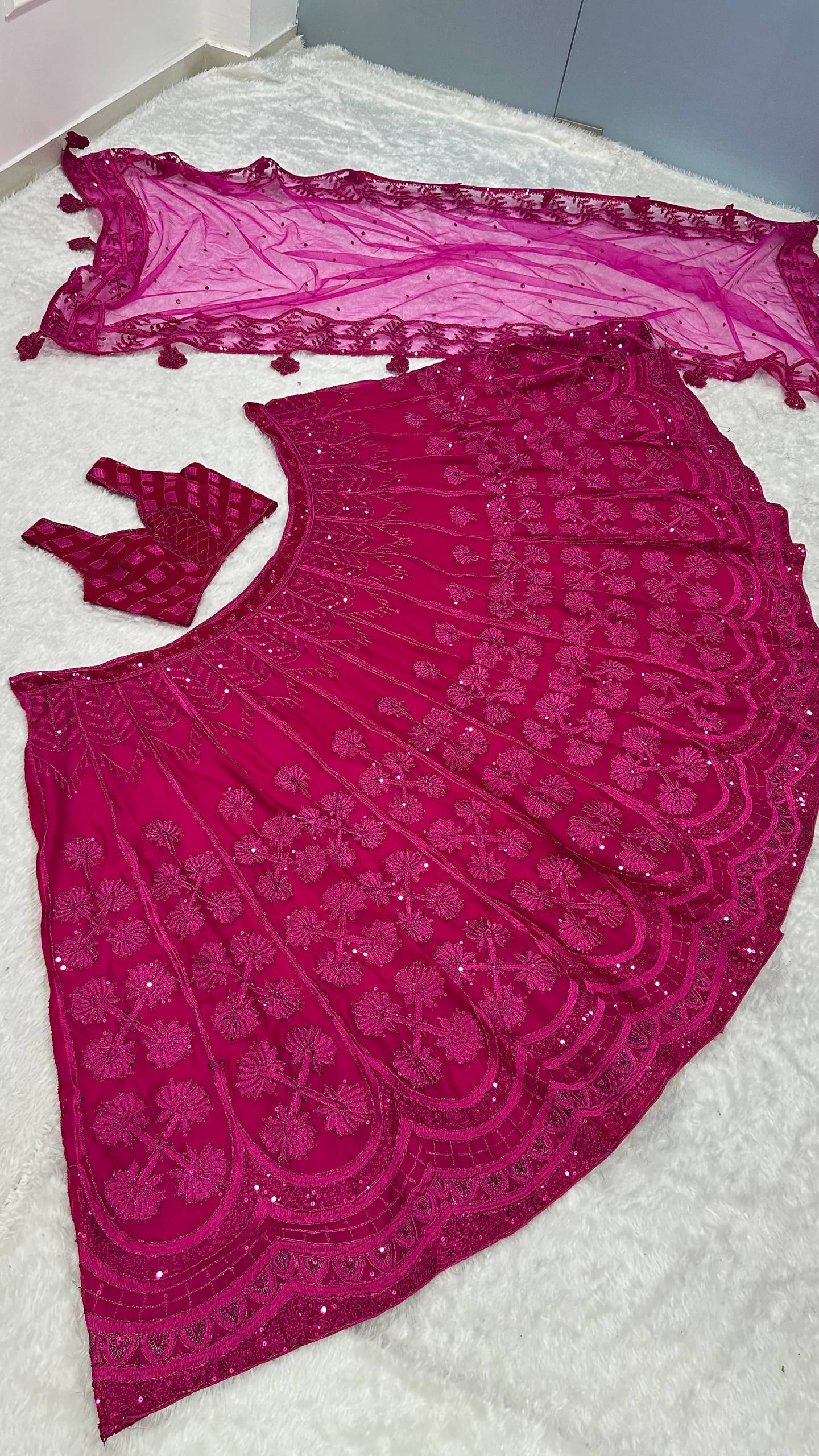 Sehen Sie umwerfend aus in diesem wunderschönen cremefarbenen Lehenga-Set