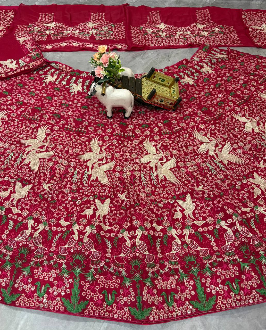 Sehen Sie umwerfend aus in diesem wunderschönen cremefarbenen Lehenga-Set