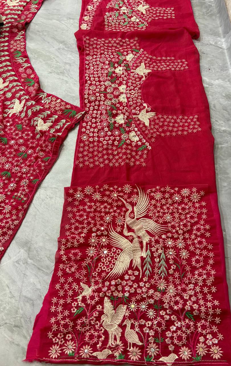 Sehen Sie umwerfend aus in diesem wunderschönen cremefarbenen Lehenga-Set