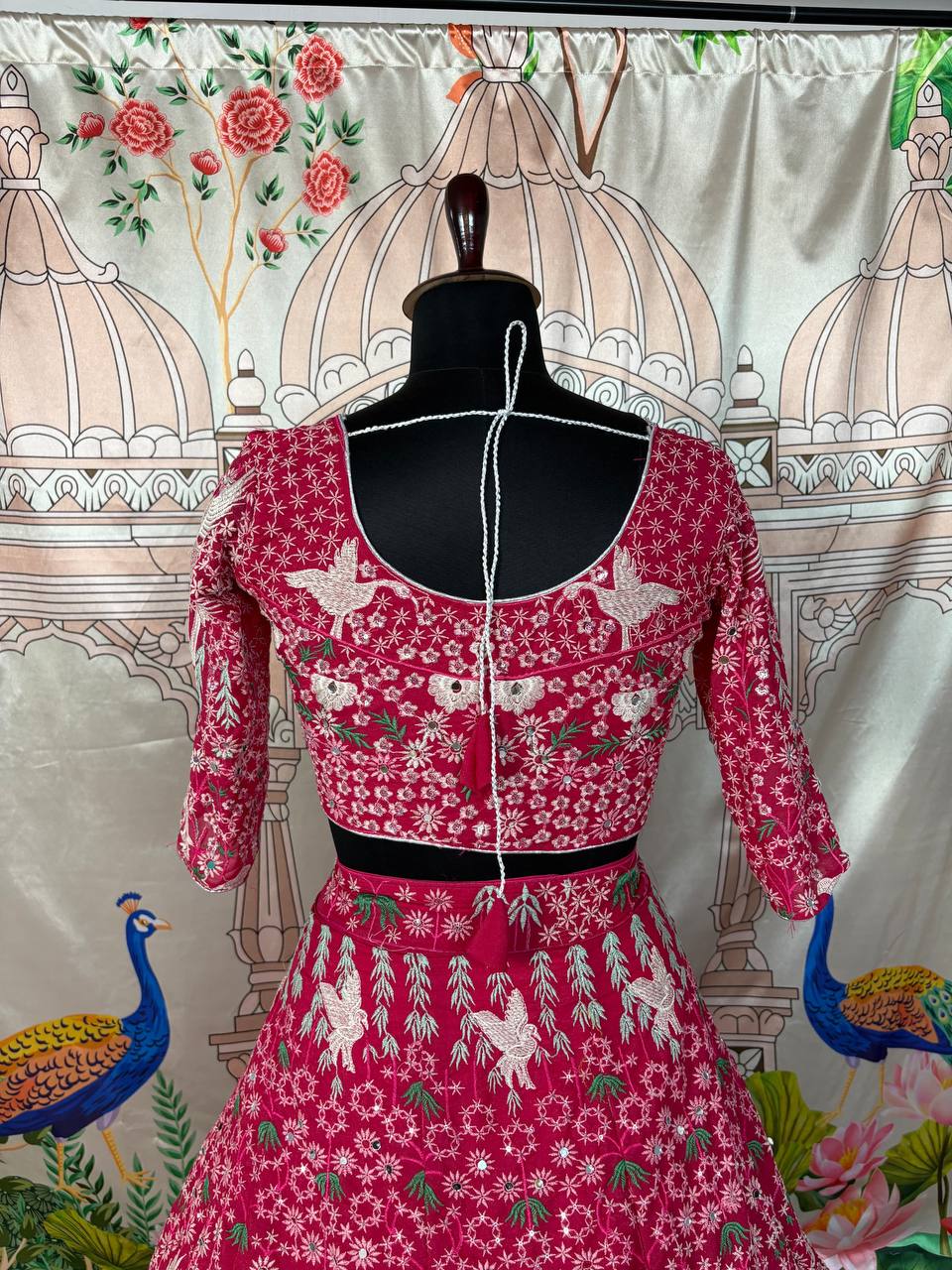 Sehen Sie umwerfend aus in diesem wunderschönen cremefarbenen Lehenga-Set