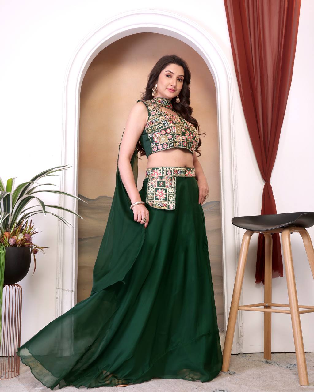 CHOLI LEHENGA BRODÉ EN VELOURS DE SÉQUENCE DE CORDON DE STYLE NEW BEUTIQUE