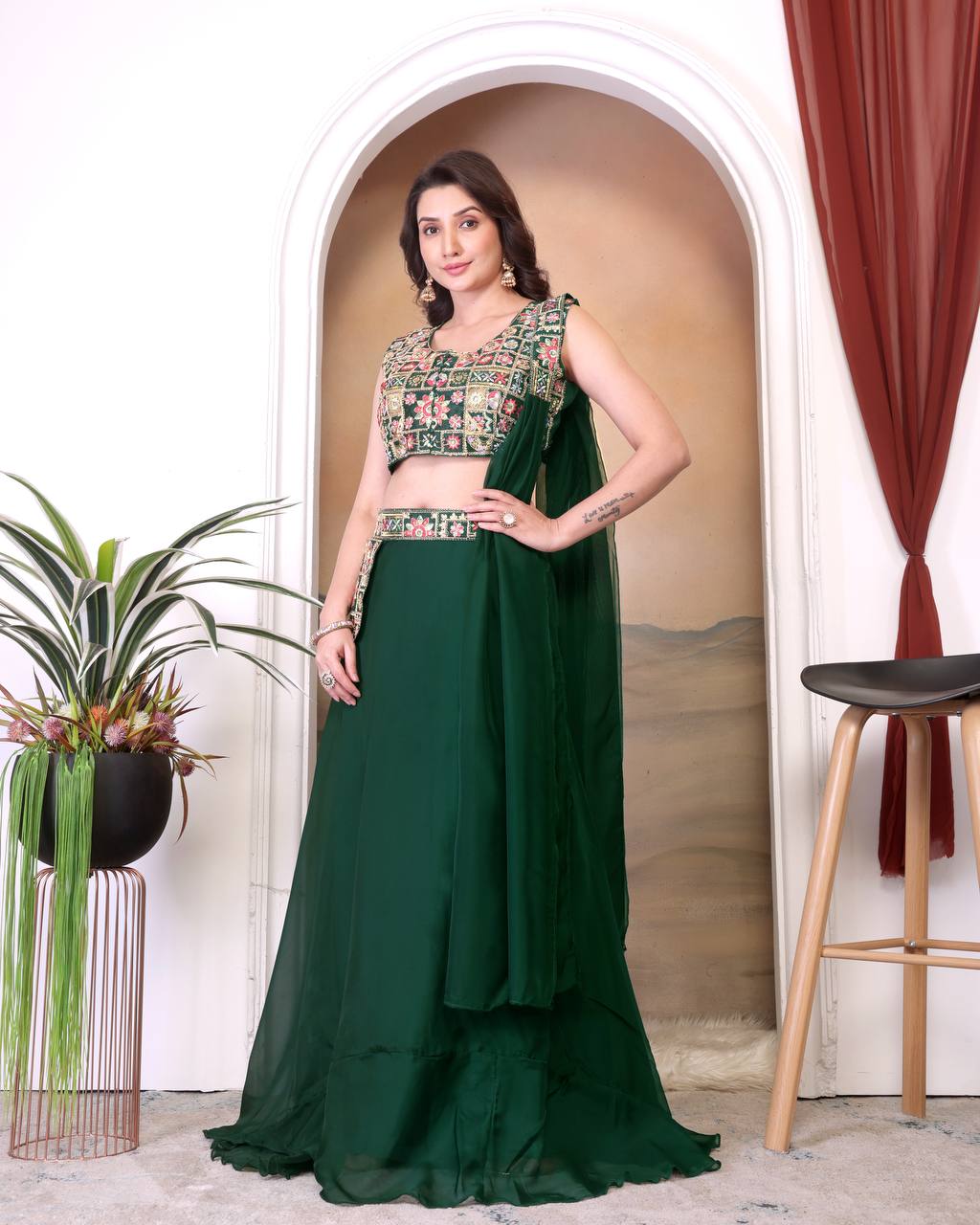 CHOLI LEHENGA BRODÉ EN VELOURS DE SÉQUENCE DE CORDON DE STYLE NEW BEUTIQUE