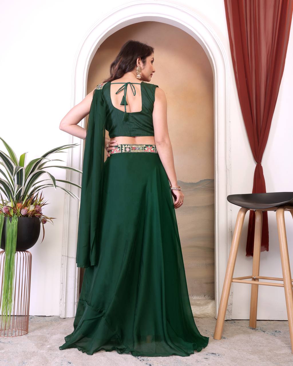 CHOLI LEHENGA BRODÉ EN VELOURS DE SÉQUENCE DE CORDON DE STYLE NEW BEUTIQUE