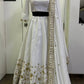 Hochwertiger Lehenga aus Slub-Seide mit Zari- und Paillettenarbeit. Lehenga