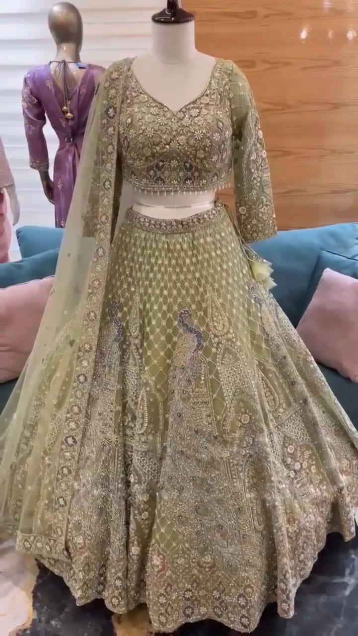 NEUER LEHENGA CHOLI AUS SAMT IM BEUTIQUE-STIL MIT STICKEREI UND KORDELN