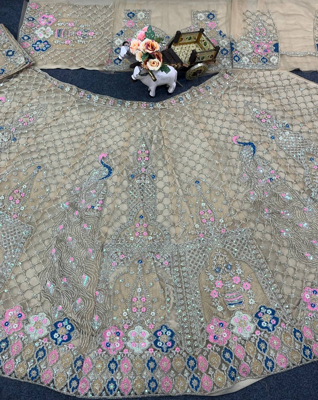 NEUER LEHENGA CHOLI AUS SAMT IM BEUTIQUE-STIL MIT STICKEREI UND KORDELN